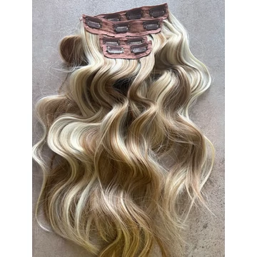 Karamell szőke-szőke meliros hullámos vasalható I. osztályú csatos 50cm szintetikus haj (43)