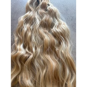 Karamellszőke-szőke melíros,  hullámos vasalható I. osztályú csatos, szintetikus haj 55cm (60)