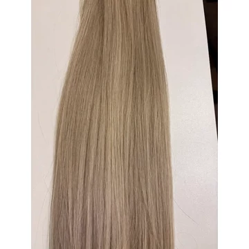 Enyhén hamvas-szürkés melíros jellegű egyenes I. osztályú vasalható szintetikus copf 55- 60cm (9)