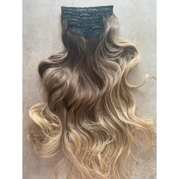 Világosbarna - szőke ombre hullámos vasalható I. osztályú szintetikus csatos haj. 190-200gr (14)