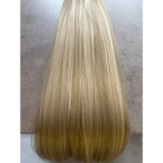 Sötétszőke-szőke melíros egyenes vasalható I. osztályú csatos 60cm szintetikus haj (61)