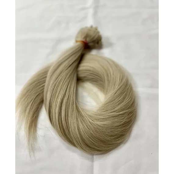 Bézses, enyhén melíros vasalható I. osztályú csatos 60cm szintetikus haj (37)