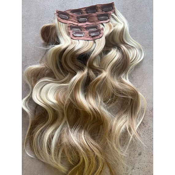 Karamell szőke-szőke meliros hullámos vasalható I. osztályú csatos 50cm szintetikus haj (43)