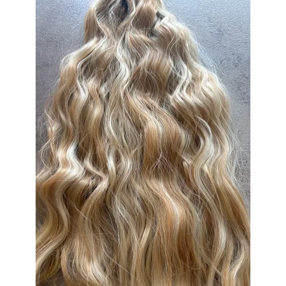 Karamellszőke-szőke melíros,  hullámos vasalható I. osztályú csatos, szintetikus haj 55cm (60)