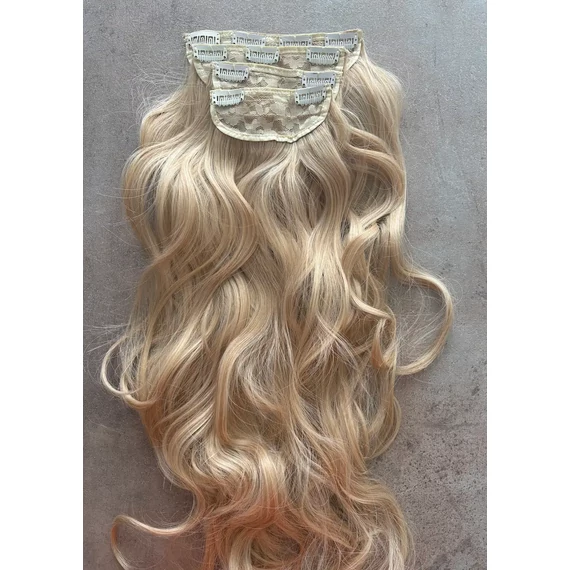 Mézes szőke,  hullámos vasalható I. osztályú csatos, szintetikus haj. 55-60cm 180-200gr (66)