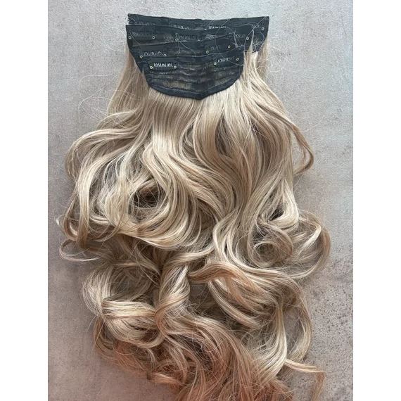 8-as szőke - szőke szálakkal, hullámos vasalható I. osztályú csatos 55-60cm szintetikus haj  180-200gr (68)