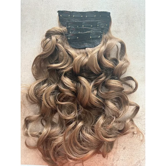 8-as színű, göndör,  vasalható I. osztályú csatos, szintetikus haj 55cm, 180-200gr (69)