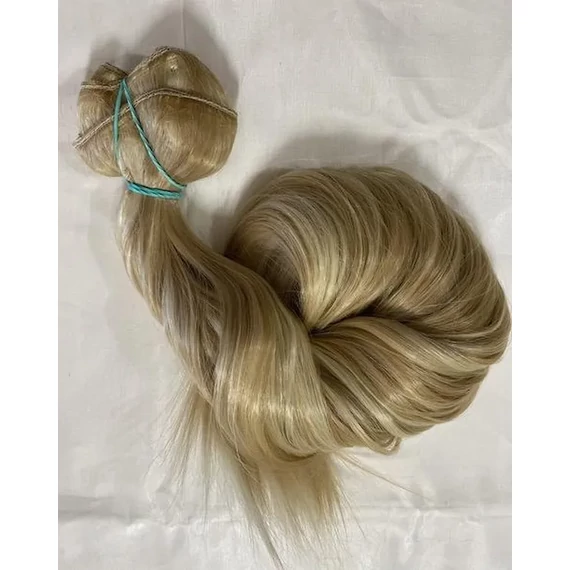 Világos szőke-karamell  hullámos vasalható I. osztályú csatos 50-55cm szintetikus haj (8)