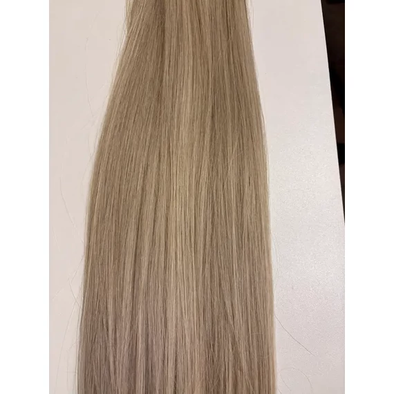 Enyhén hamvas-szürkés melíros jellegű egyenes I. osztályú vasalható szintetikus copf 55- 60cm (9)