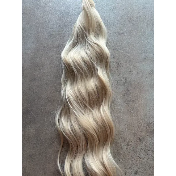 Hamvas bézs szőke hullámos I. osztályú vasalható szintetikus copf 58-60cm  (32)