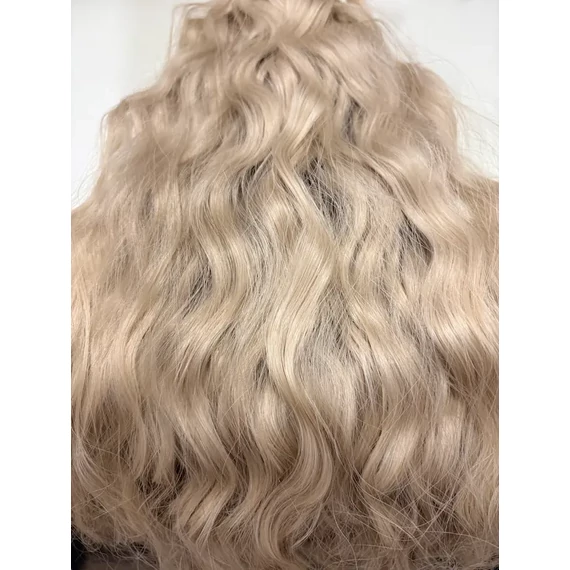 Hullámos bézs vasalható I. osztályú csatos 60cm szintetikus haj (47)