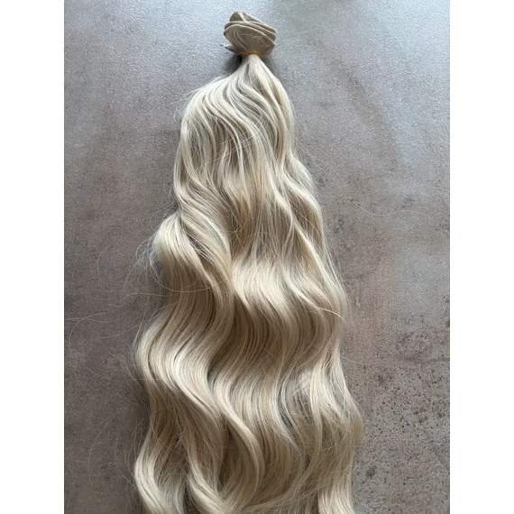 Bézses szőke, enyhén meliros hullámos I. osztályú vasalható szintetikus csatos haj 50cm (52)