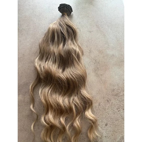  8-as szőke-szőke hullámos vasalható I. osztályú csatos, szintetikus haj 55cm (56)
