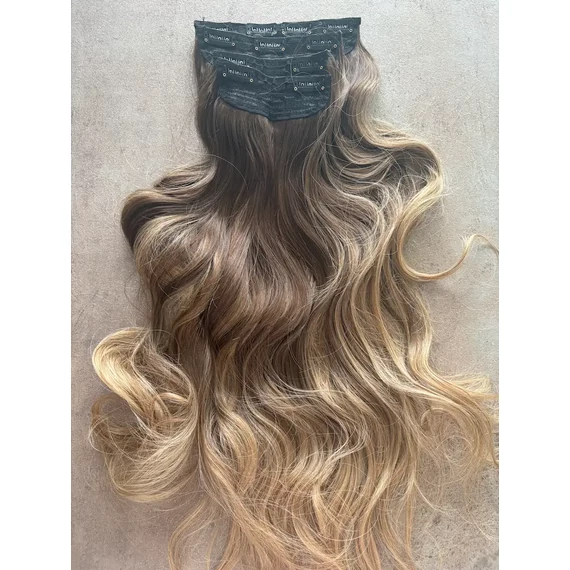 Világosbarna - szőke ombre hullámos vasalható I. osztályú szintetikus csatos haj. 190-200gr (14)