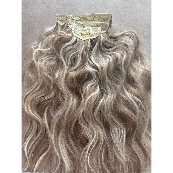 8-as szőke - hamvas szőke, melírozott, hullámos vasalható I. osztályú szintetikus csatos haj. 190-200gr, 50-55cm (63)