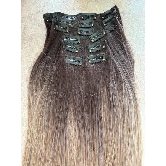 Sötétbarna-hamvas ombre vasalható I. osztályú csatos 55cm szintetikus haj (35)