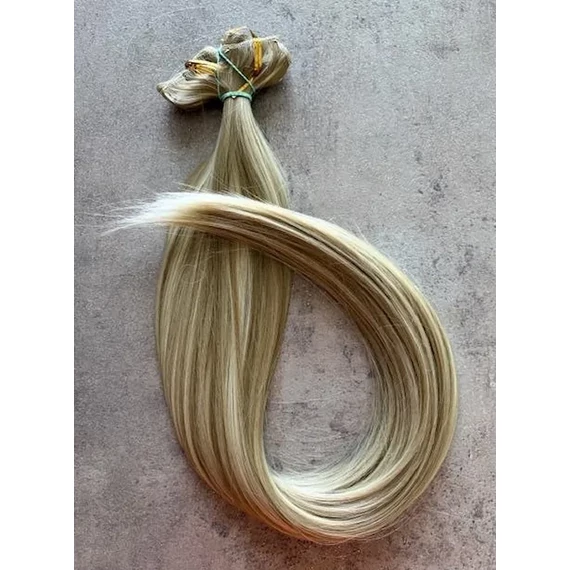 Karamell-szőke melíros egyenes vasalható I. osztályú csatos 55cm szintetikus haj (15)