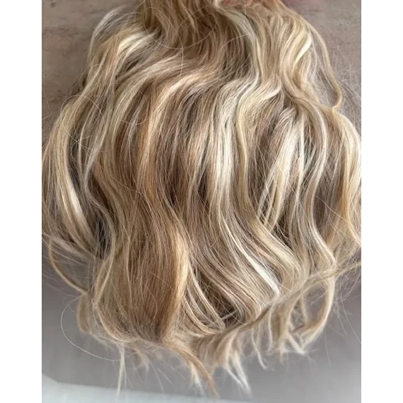 Karamell szőke-szőke meliros hullámos vasalható I. osztályú csatos 50cm szintetikus haj (43)